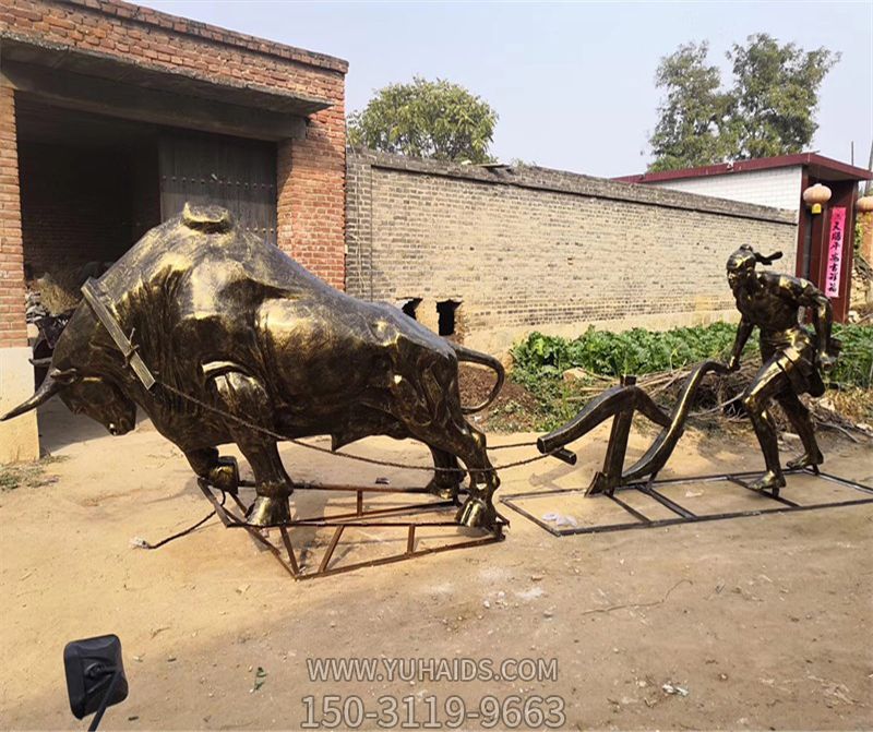 街道邊擺放的耕地的玻璃鋼創(chuàng)意華爾街牛雕塑