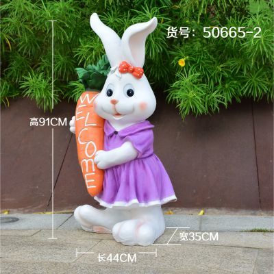 幼兒園擺放一只玻璃鋼彩繪兔子雕塑