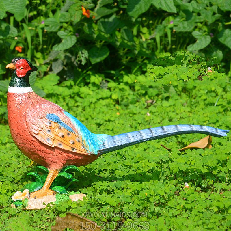 公園里擺放著一只長尾巴的玻璃鋼彩繪雞雕塑