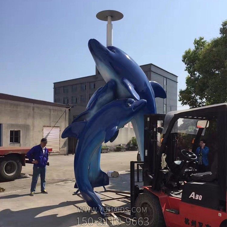 海洋館擺放大型玻璃鋼噴漆卡通海豚雕像雕塑